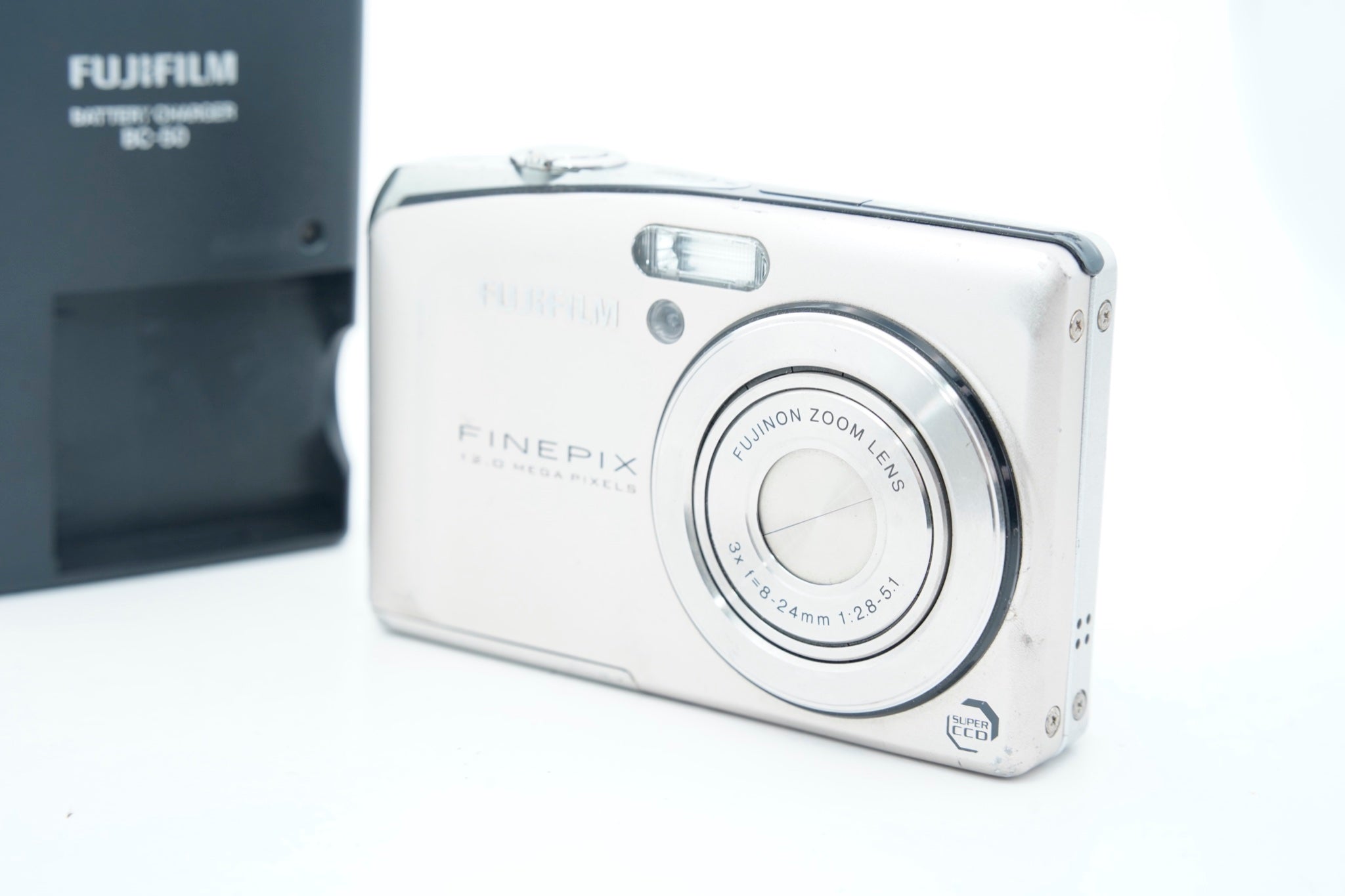 FUJIFILM FINEPIX F50fd ｼﾙﾊﾞｰ バッテリー 充電器付属