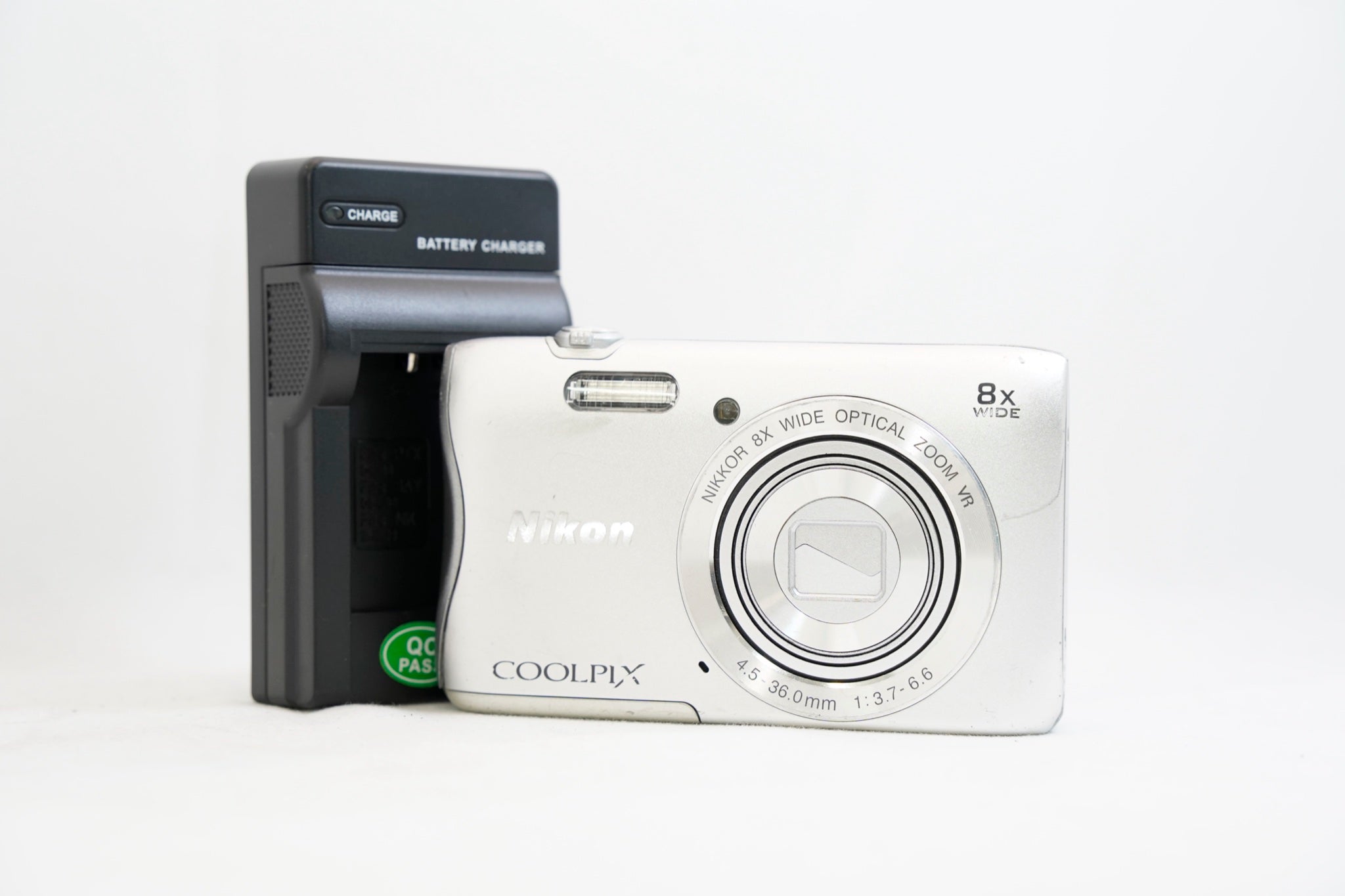 Nikon COOLPIX S3700 シルバー（付属：バッテリー、充電器）