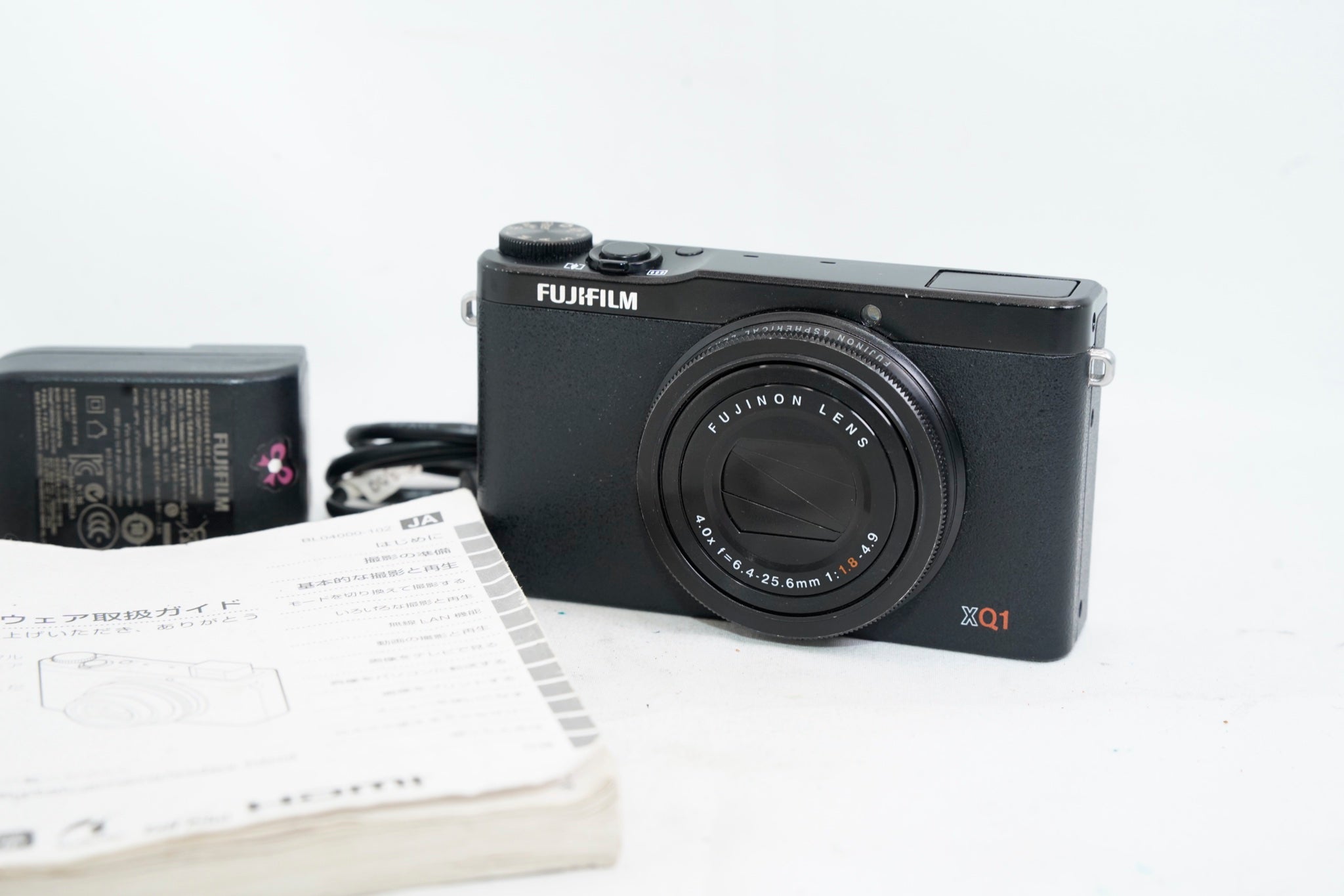 FUJIFILM XQ1 ブラック（付属：充電器、バッテリー）