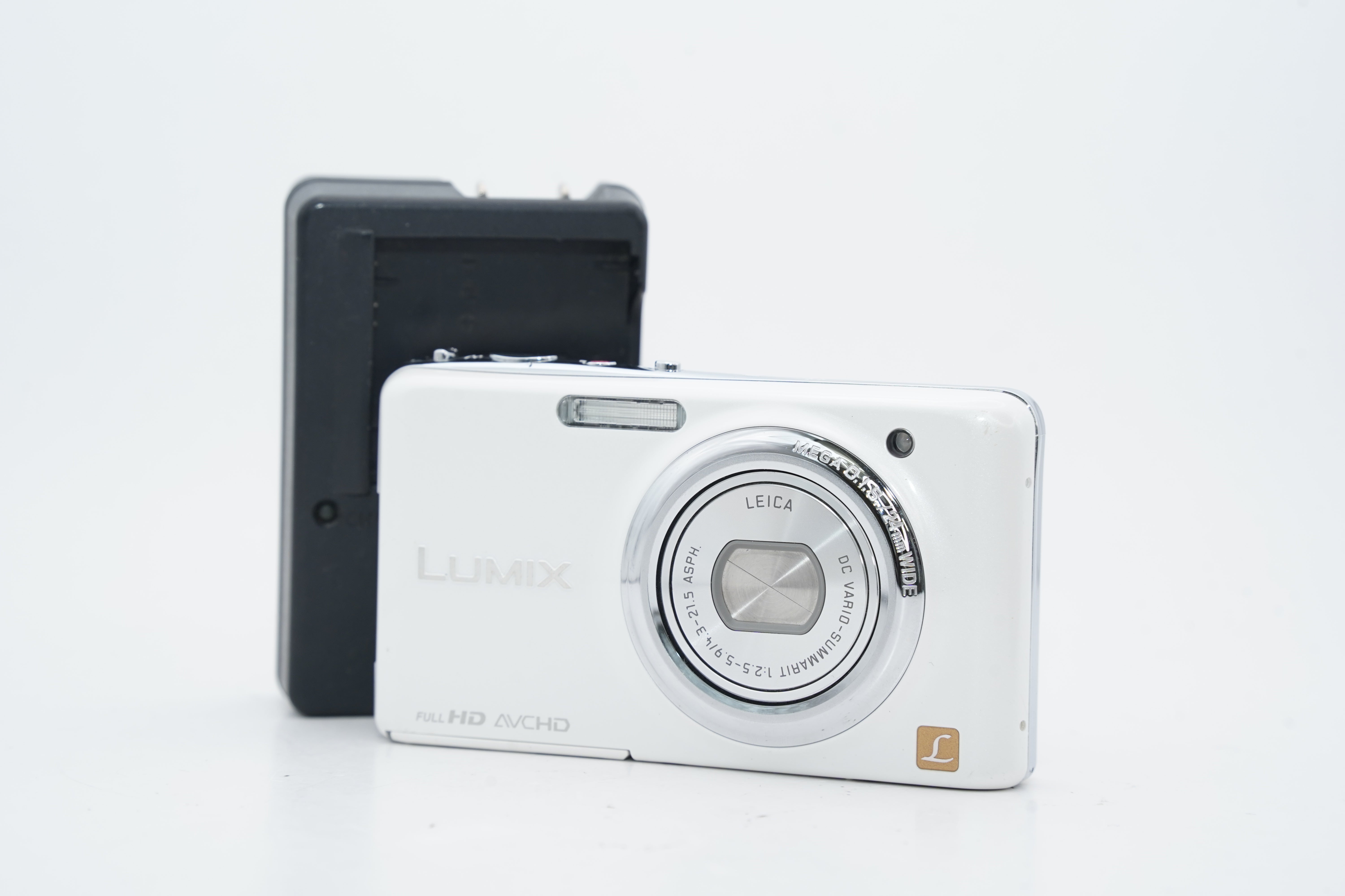 極美品Panasonic DMC-FX77 コンパクトデジタルカメラ ホワイト 極美品