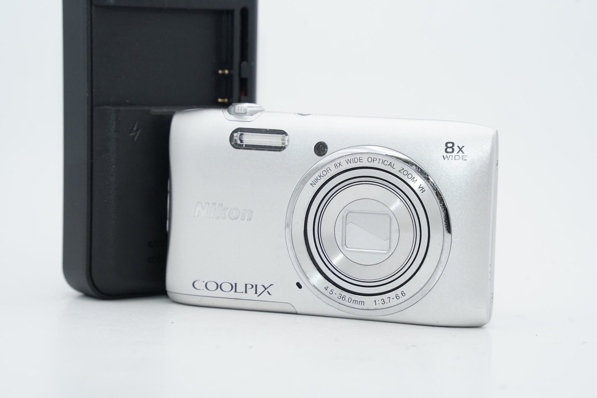 Nikon COOLPIX S3600 デジタルカメラ ケース 充電機付き Nikon COOLPIX S3600 ｼﾙﾊﾞｰ バッテリー 充電器付属