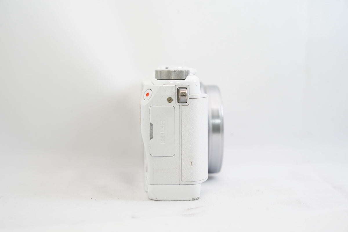 OLYMPUS STYLUS SH-1 ホワイト（付属：バッテリー）