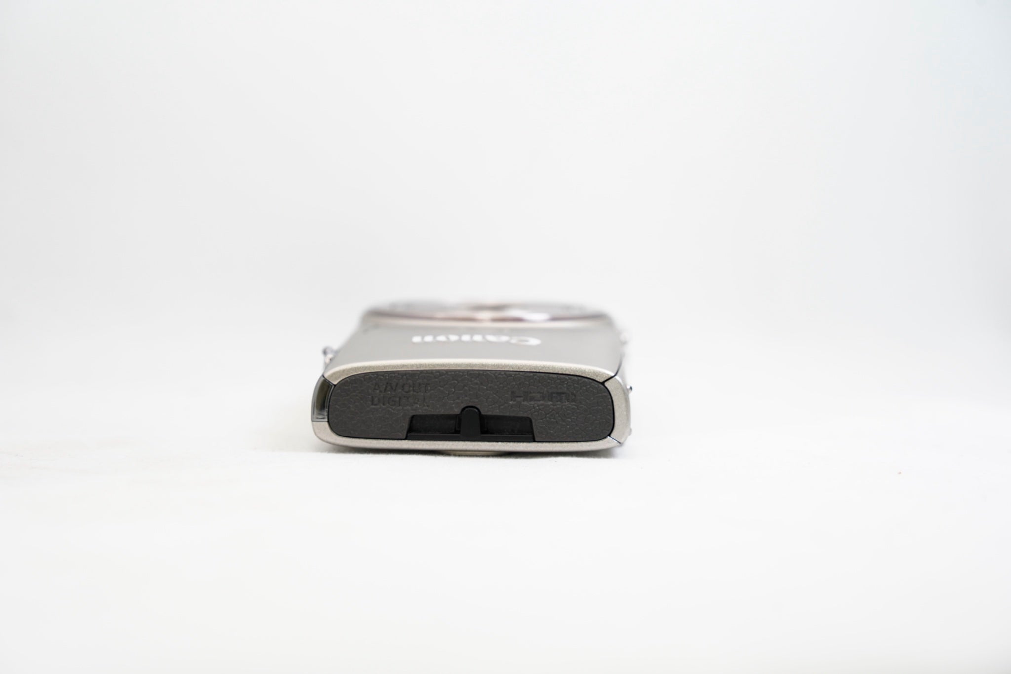 CANON IXY650 中古　充電器付き Canon IXY 650 シルバー（付属：バッテリー、充電器）