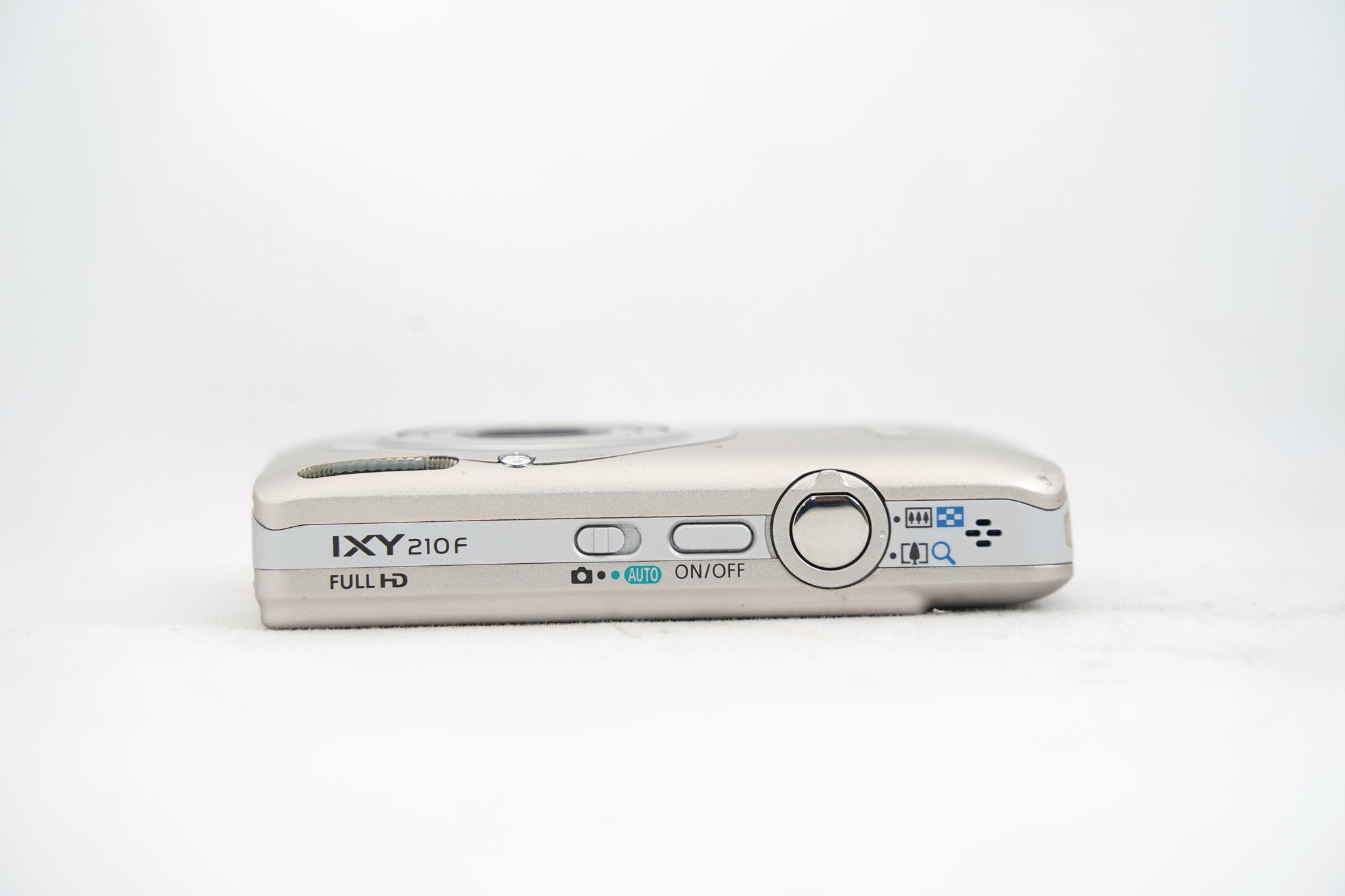 Canon IXY 210F シルバー