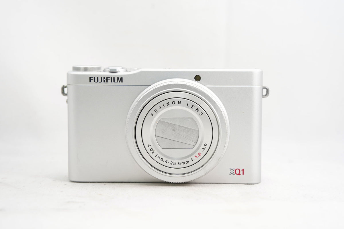 FUJIFILM XQ1 シルバー