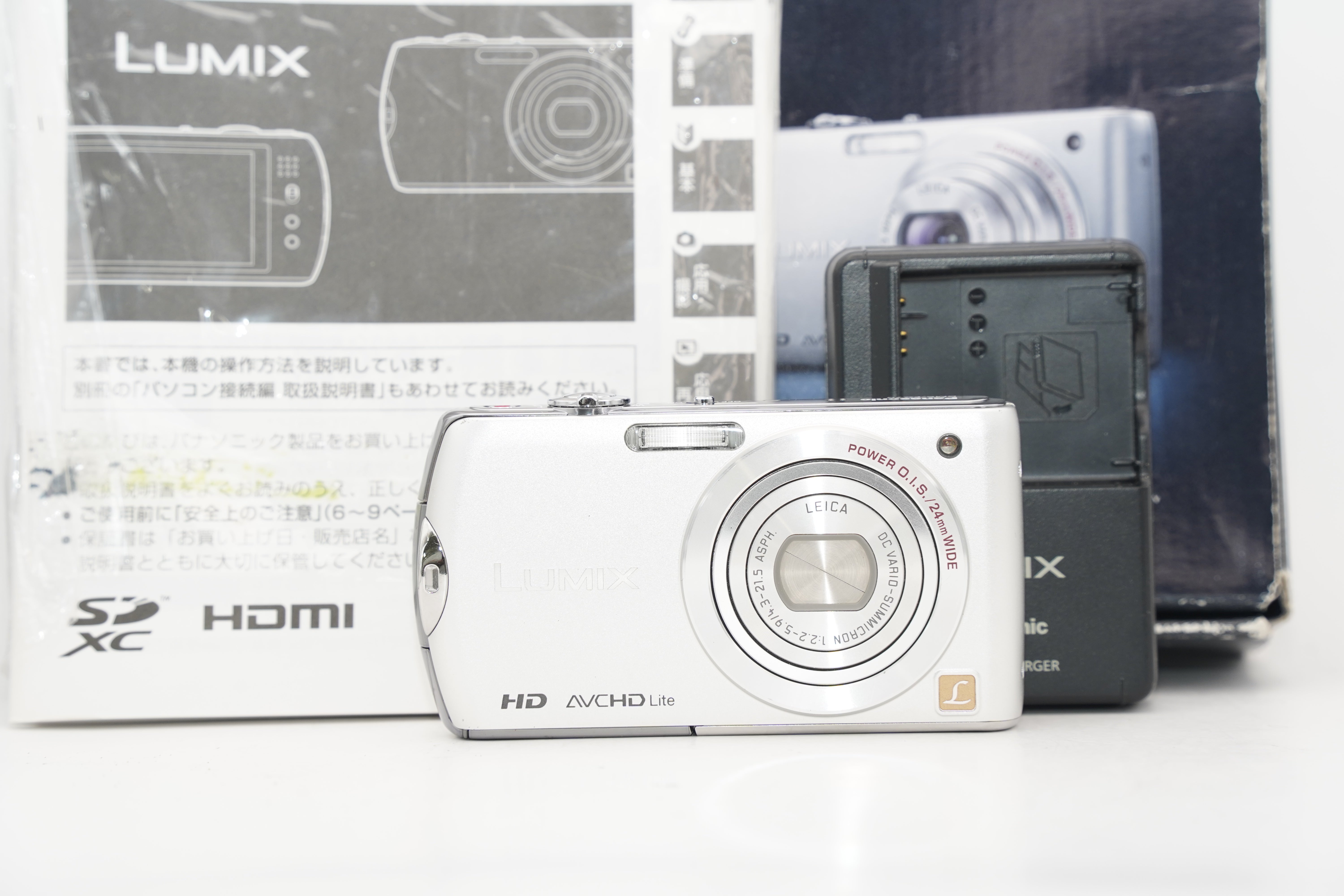 Panasonic LUMIX DMC-FX70 充電器・バッテリー・sd付 Panasonic LUMIX DMC-FX70 シルバー 元箱 バッテリー 充電器付属