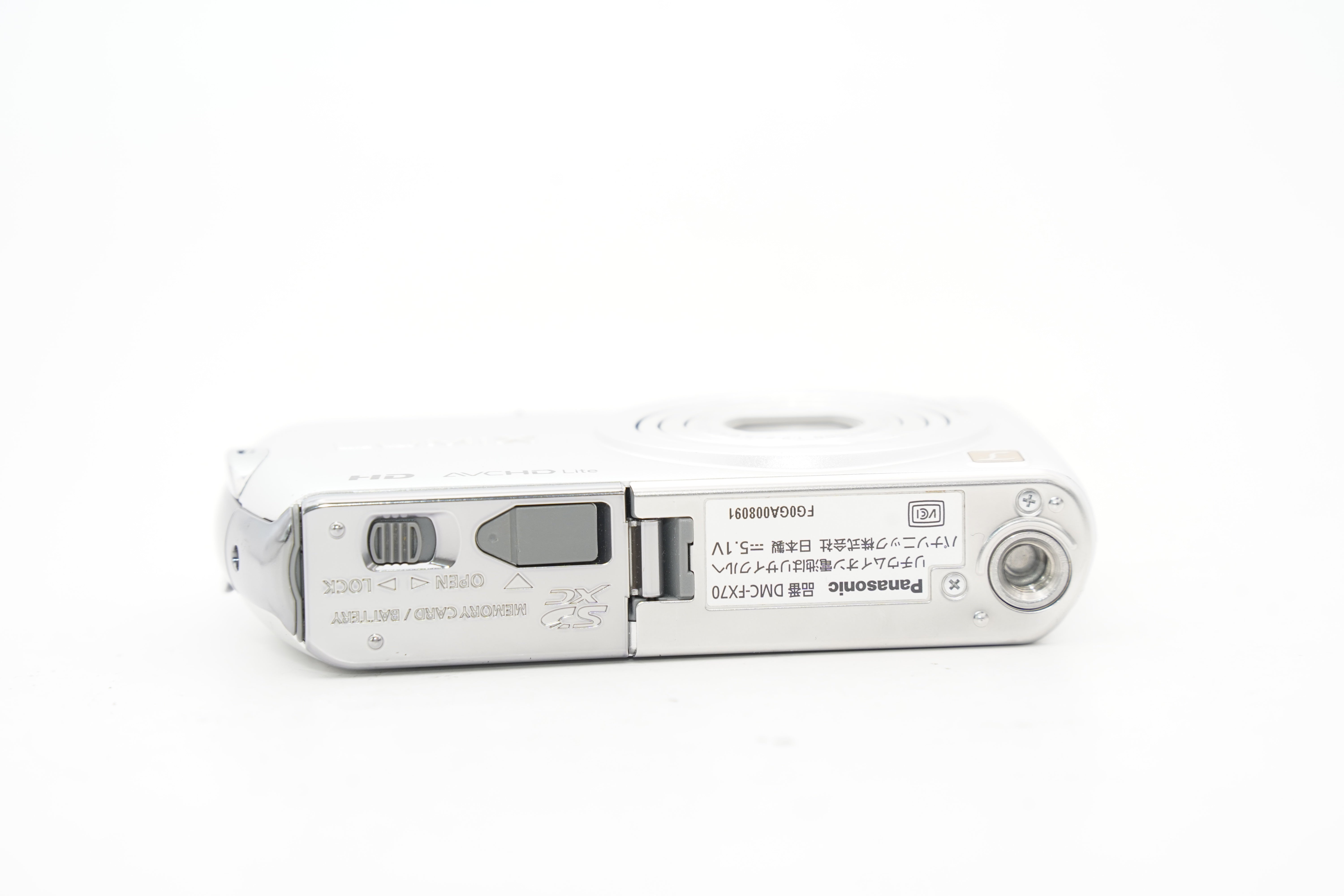 Panasonic LUMIX DMC-FX70 充電器付属 Panasonic LUMIX DMC-FX70 シルバー 元箱 バッテリー 充電器付属