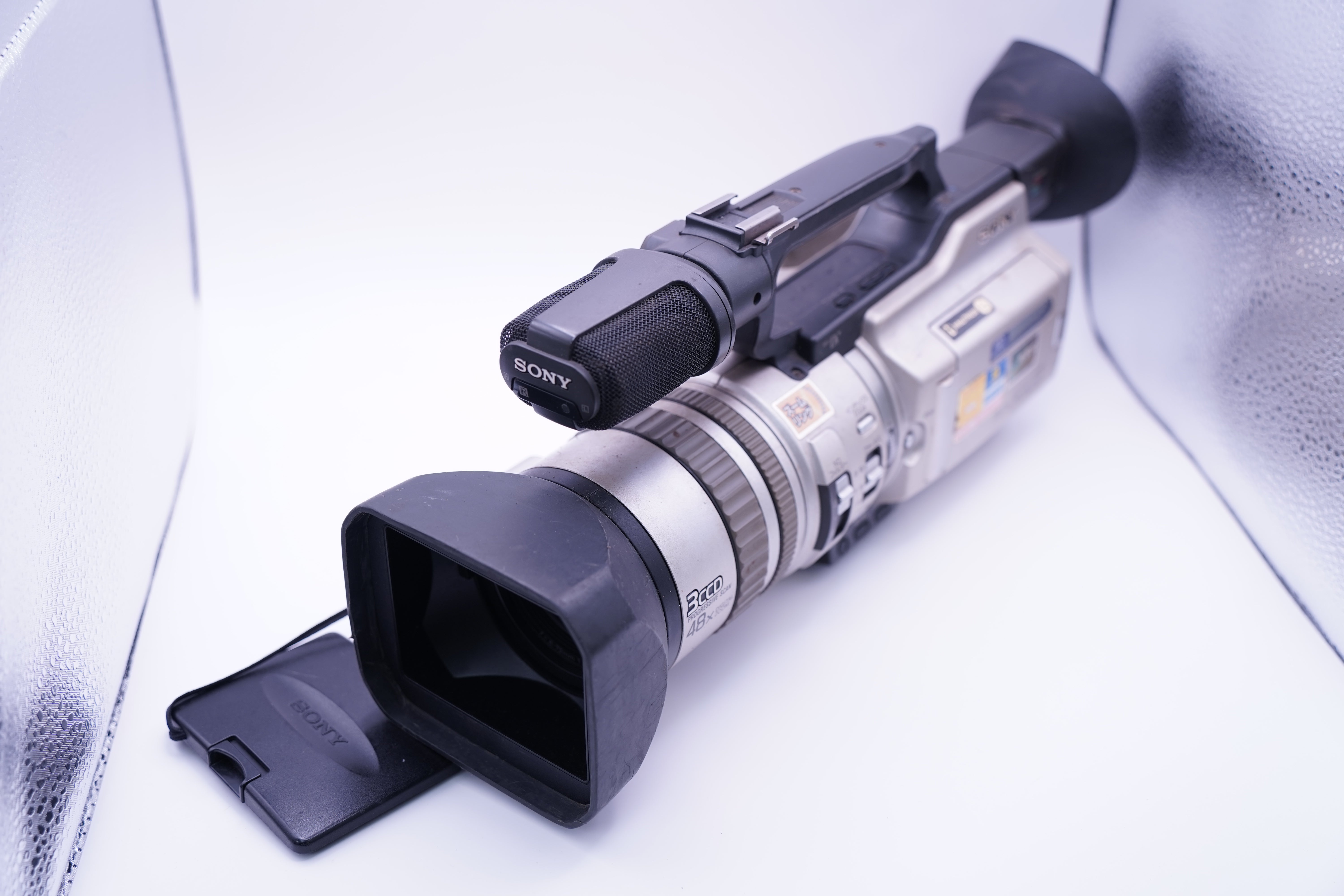 SONY DCR-VX2000 ビデオカメラ 動作品／充電器・バッテリー3個 Sony DCR-VX2000 シルバー バッテリー 充電器